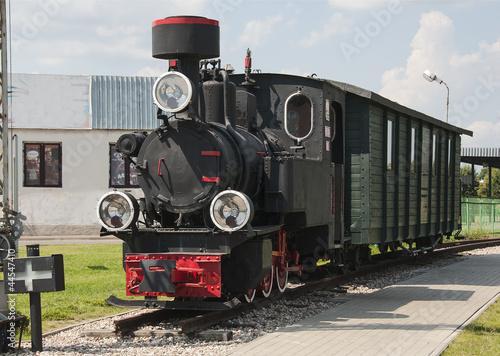 retro-zabtykowa-czarno-czerwona-lokomotywa-parowa