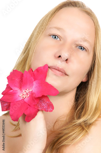 Fotografia portrait of a pretty blonde woman with flower