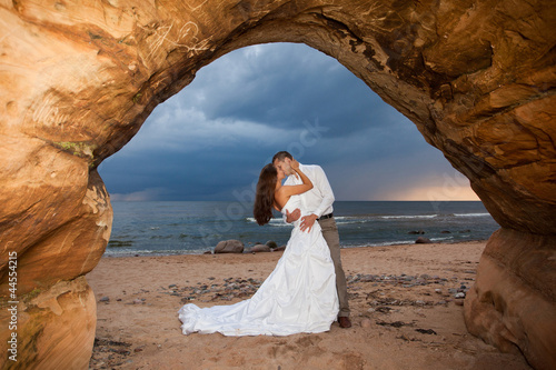 Foto-Kissen - Wedding Romance - newlyweds kissing (von baltskars)
