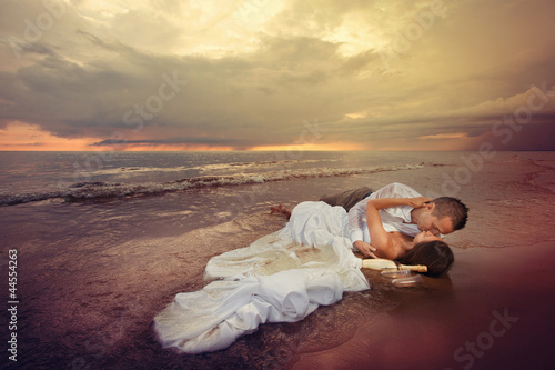 Foto-Kissen - Wedding Romance - bride and groom on the beach (von baltskars)