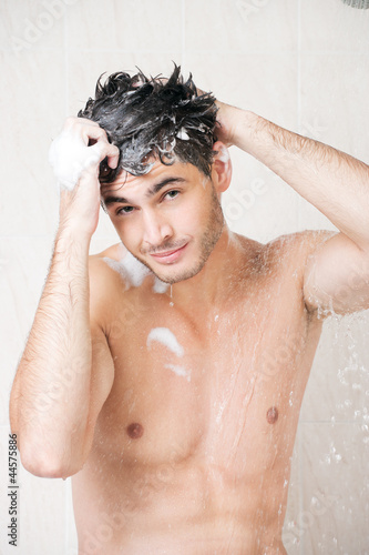 Foto-Kissen - Handsome man in shower (von Iurii Sokolov)