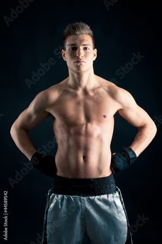 Board z aluminiowym obramowaniem Sportowiec bokser intensywny portret na czarnym tle.