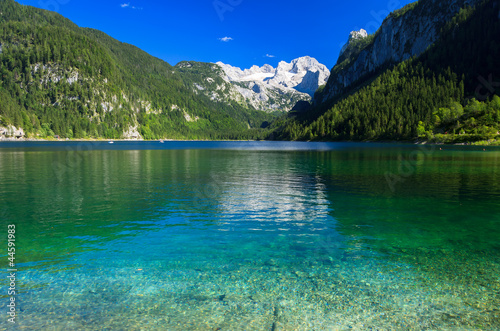 Board z aluminiowym obramowaniem Piękne alpejskie jezioro z zieloną wodą, gosausee, austria