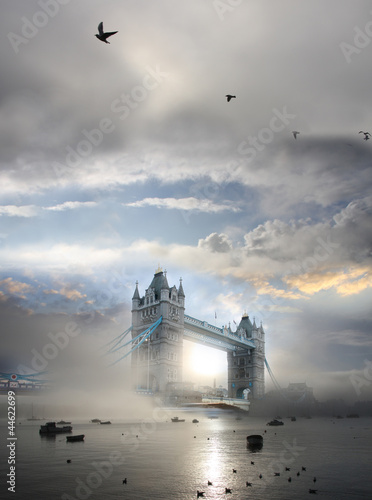 Plakat na papierze fotorealistycznym Tower Bridge z mgłą w Londynie, w Anglii