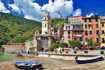 Wall Mural - colors of sunny Italy -Vernazza Cinque terre