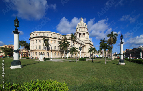 Board z aluminiowym obramowaniem Capitolio w hawanie.