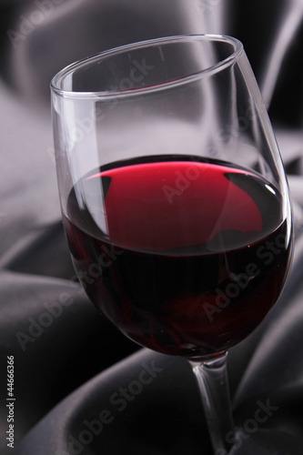 Plakat na papierze fotorealistycznym Czerwone wino i jedwabna zasłona