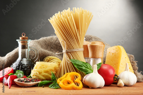 Naklejka na szybę Pasta spaghetti, vegetables and spices,