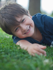 bambino che si rotola nell'erba