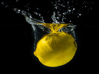 Canvas Print - Yellow lemon in water splash