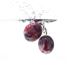 Poster - Fresh plums in water splash