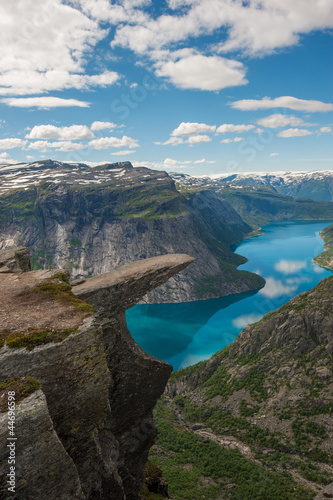 Board z aluminiowym obramowaniem Trolltunga, skała języka trolla, Norwegia