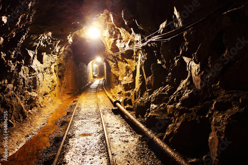 Board z aluminiowym obramowaniem Tunel kopalniany ze ścieżką