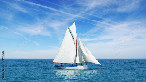 Foto-Doppelrollo - Seascape with sailboat the background of the blue sky. (von Marina Ignatova)