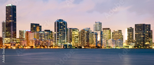Plakat na papierze fotorealistycznym Nocna scena budynków miami