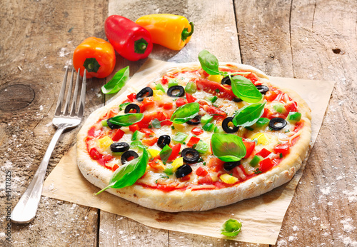 Naklejka samoprzylepna Domowej roboty wegetariańska włoska pizza