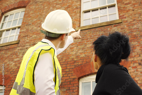 Fotografia Surveyor or builder and homeowner looking at a property