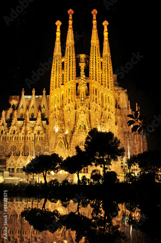 Fotoboard na płycie Sagrada Familia w nocy w Barcelonie, Hiszpania