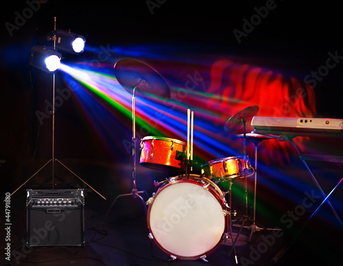 Obraz na płótnie canvas dwuczęściowy "dyptyk" Instrument muzyczny na scenie.