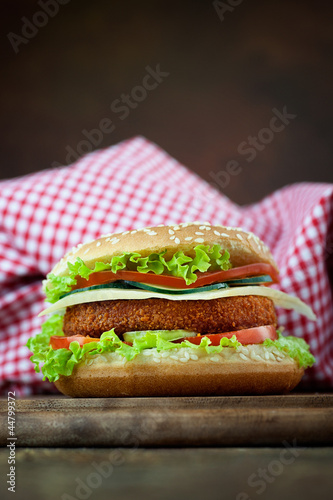 Naklejka samoprzylepna Smażony kurczak lub kanapka z hamburgerami rybnymi