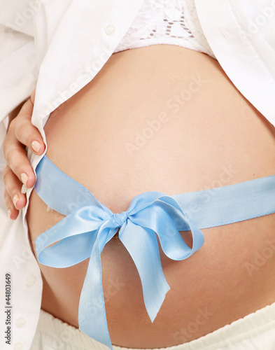 Plakat Kobieta w ciąży trzyma jej brzucha z rękami