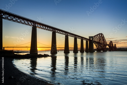 Plakat na papierze fotorealistycznym Zachód słońca między dwoma mostami w queensferry