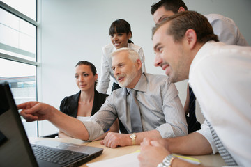 Salesteam in front of computer