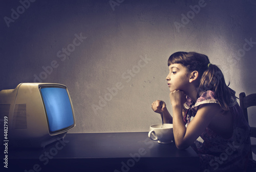 Naklejka samoprzylepna Dziecko ogląda telewizję