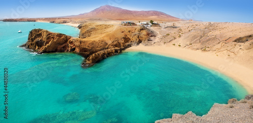 Obraz na płótnie canvas Lanzarote papagayo turkusowa plaża i ajaches