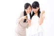 © naka - 携帯電話を見る女性二人