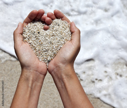 Foto-Kissen - Mellow heart shaping female hands at beach (von Creativemarc)