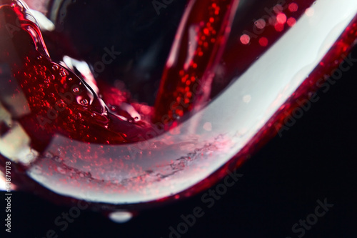 Plakat na papierze fotorealistycznym Czerwone wino na czarnym tle