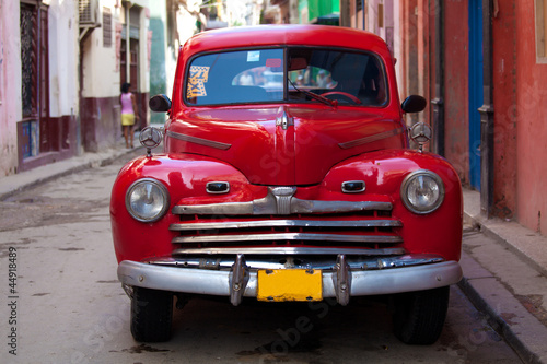 Fototapeta do kuchni Vintage red car on the street of old city, Havana, Cuba