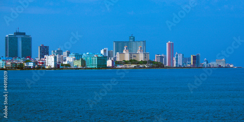 Board z aluminiowym obramowaniem Skyline nowoczesnej Hawany i Morze Karaibskie, Kuba