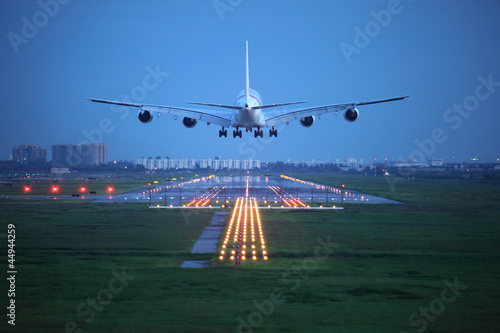 Fotomural passenger plane fly up over take-off runway from airport
