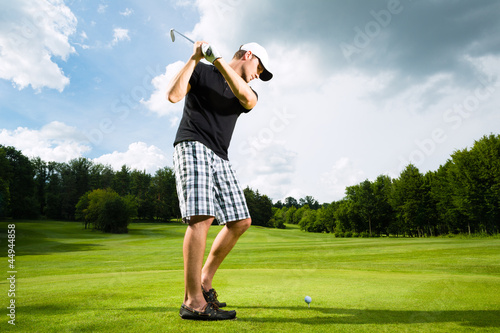 Board z aluminiowym obramowaniem Młody gracz w golfa na kursie golf swing