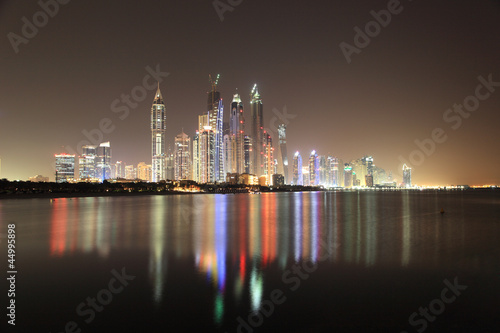Fotoboard na płycie Panoramę marina Dubaju w nocy. 