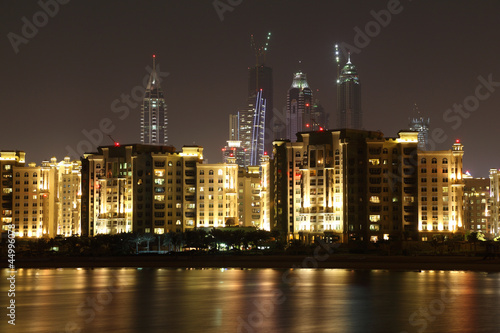 Fotoboard na płycie Palm jumeirah w nocy. 