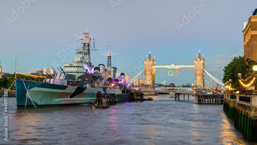 Plakat na papierze fotorealistycznym Hms belfast z mostem wieżowym