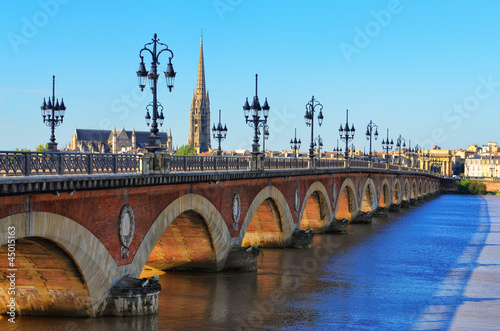 Plakat na papierze fotorealistycznym Most nad rzeką Bordeaux z katedrą st michel