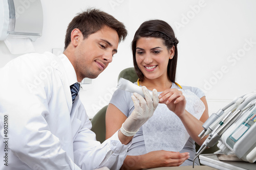 Fotoboard na płycie Dentysta przepisujący pastę do zębów pacjentowi