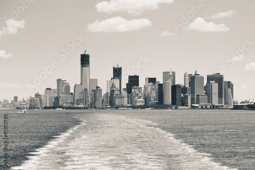 Naklejka samoprzylepna Niższe Manhattan panoramę od staten island ferry boat, new york