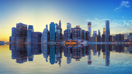 Fototapete - Coucher de soleil sur la skyline de Manhattan, New York.