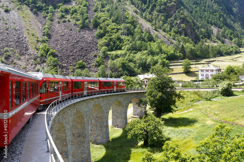 Board z aluminiowym obramowaniem Szwajcarski pociąg górski bernina express