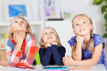 Sticker - drei kinder schauen nachdenklich nach oben