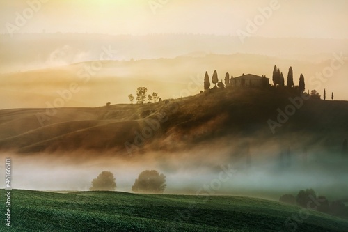 Tapeta ścienna Malowniczy widok typowy krajobraz mgły Toskanii