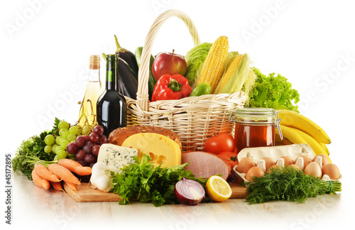 Fototapeta do kuchni Groceries in wicker basket isolated on white