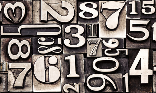 Naklejka - mata magnetyczna na lodówkę old metal numbers