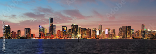 Plakat na papierze fotorealistycznym Scena nocna miami