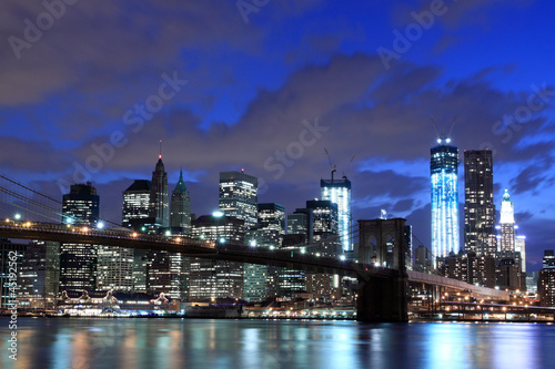 Board z aluminiowym obramowaniem Most Brookliński i panoramę Manhattanu w nocy